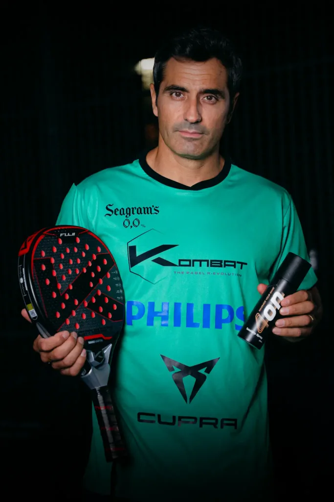 The padel coach Manu Martin holding a 4on TotalGrip spray