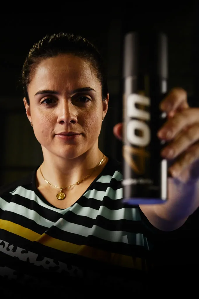 Pro padel player Paula Josemaría Martín holding a 4on TotalGrip spray